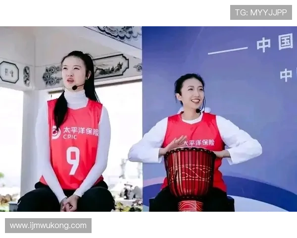 丁霞赛场外穿粉色睡衣逛街，被认出后整个咖啡馆嗨了