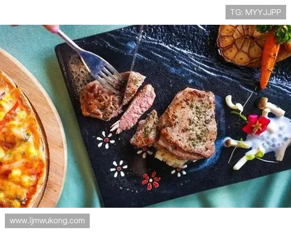 亚历克斯·摩根在家切牛排用的是镶钻刀叉？