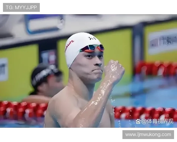 孙杨泳池边那副随时能唱rap的样子，跟他的亿级身价真是天壤之别！
